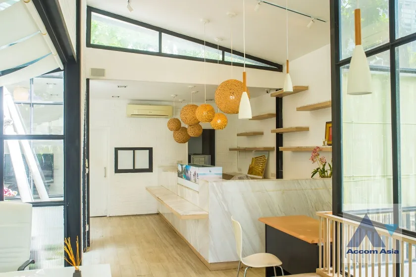 unit Shophouse For Rent in Ploenchit, Bangkok  near BTS Ratchadamri (AA37066)