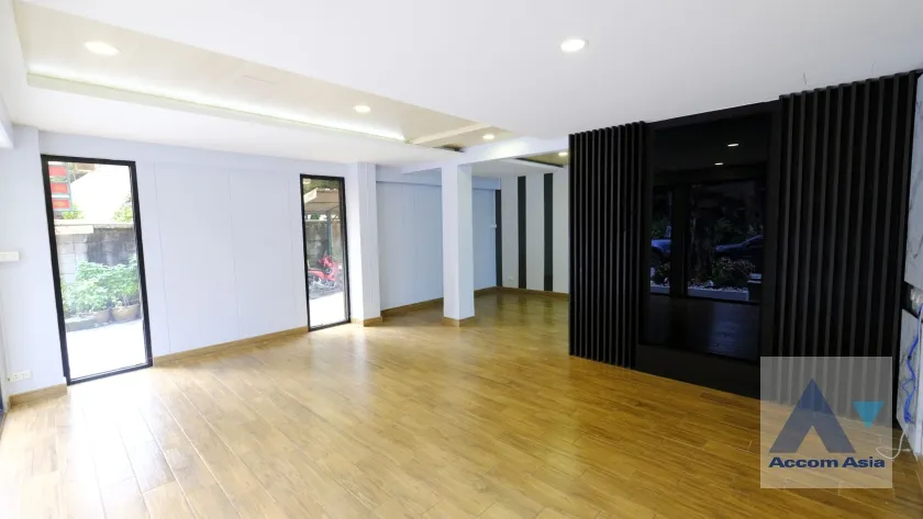 unit Shophouse For Rent in Ploenchit, Bangkok  near BTS Chitlom (AA37094)