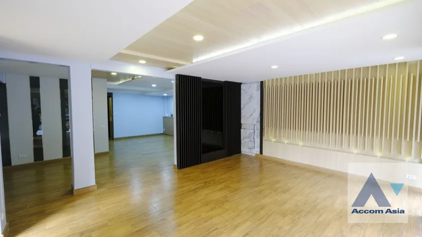 unit Shophouse For Rent in Ploenchit, Bangkok  near BTS Chitlom (AA37094)