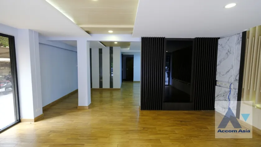unit Shophouse For Rent in Ploenchit, Bangkok  near BTS Chitlom (AA37094)