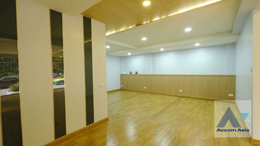 8  Shophouse For Rent in Ploenchit ,Bangkok BTS Chitlom AA37094