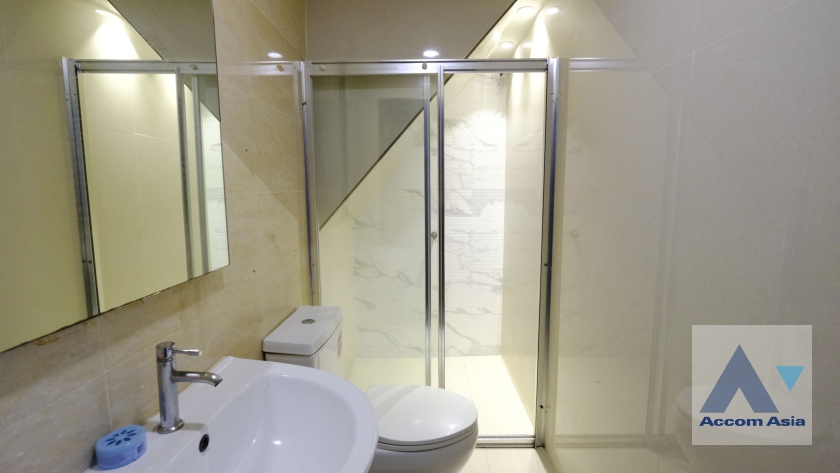 15  Shophouse For Rent in Ploenchit ,Bangkok BTS Chitlom AA37094