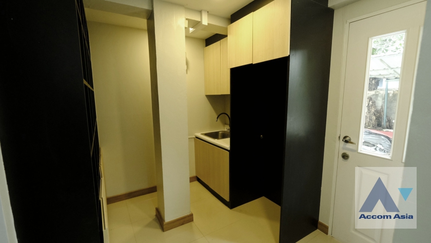 16  Shophouse For Rent in Ploenchit ,Bangkok BTS Chitlom AA37094