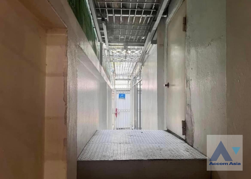 17  Building For Rent in Charoen Nakhon ,Bangkok BTS Krung Thon Buri AA37218