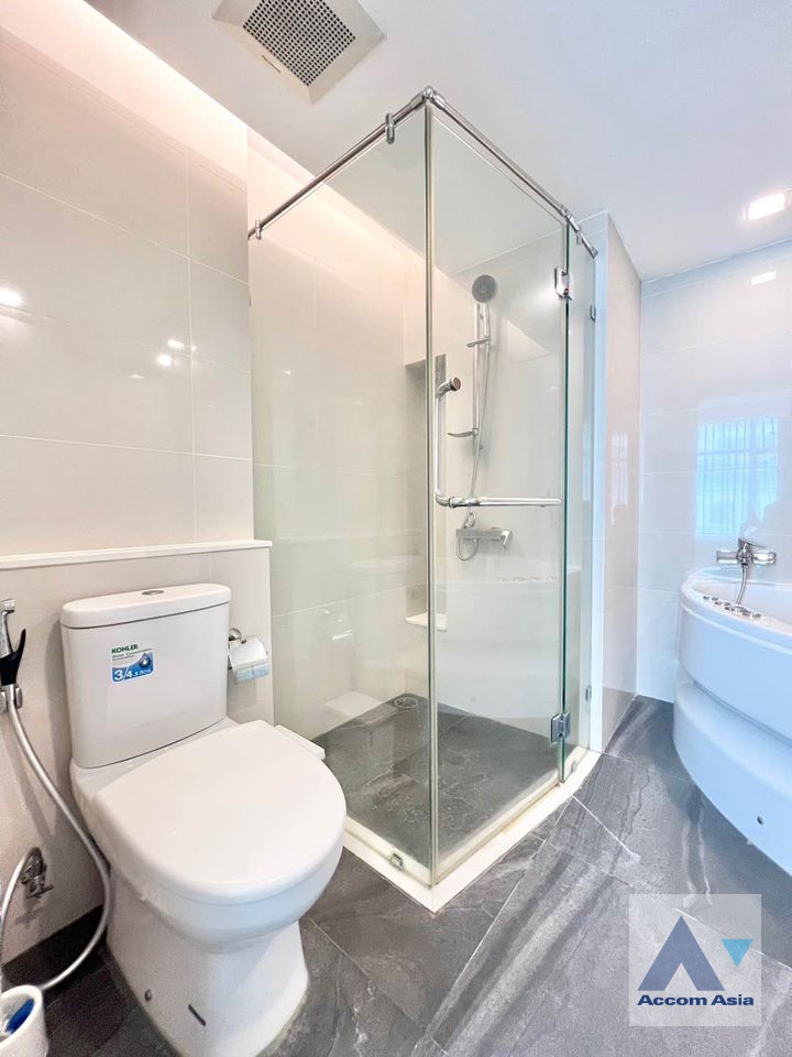 8  2 br Condominium For Sale in Sukhumvit ,Bangkok BTS Ploenchit at Focus Ploenchit AA37313