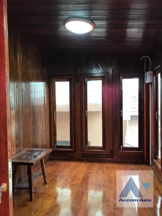 unit 4 Bedrooms  House For Sale in Sukhumvit, Bangkok  near BTS Bearing (AA37394)