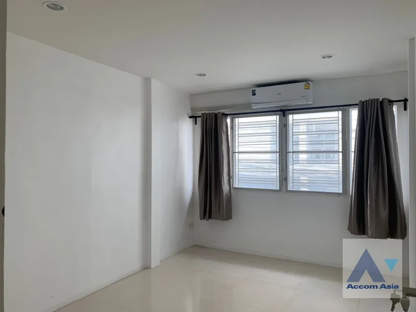 unit 5 Bedrooms  House For Rent in Ratchadaphisek, Bangkok  near MRT Sutthisan (AA37421)