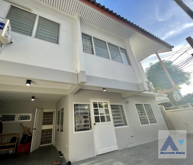  2  5 br House For Rent in Ratchadaphisek ,Bangkok MRT Sutthisan AA37421