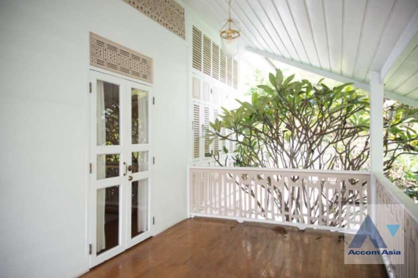 9  2 br House For Rent in Silom ,Bangkok MRT Sam Yan AA38016