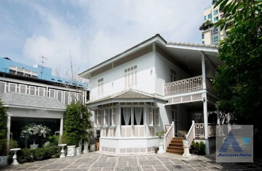 unit 2 Bedrooms  House For Rent in Silom, Bangkok  near MRT Sam Yan (AA38016)