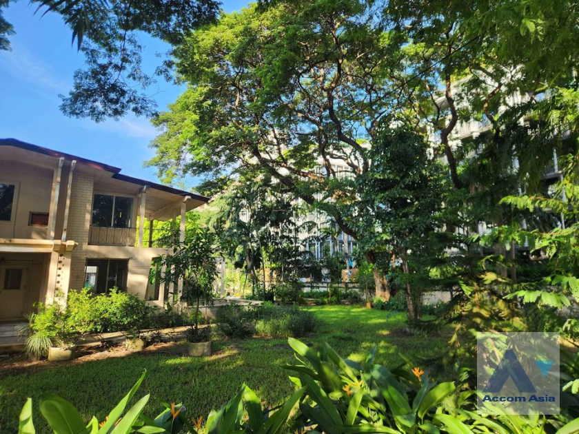 unit 3 Bedrooms  House For Rent in Sukhumvit, Bangkok  near BTS Phrom Phong (AA38266)