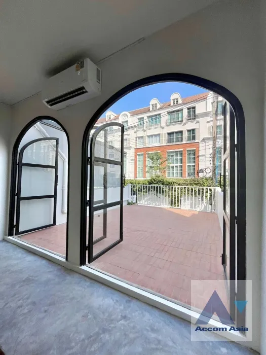 unitHome Office |  2 Bedrooms  Townhouse For Rent in Sukhumvit, Bangkok  near BTS Thong Lo (AA38590)