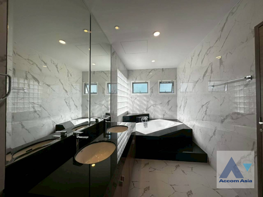 30  4 br Apartment For Rent in Sukhumvit ,Bangkok BTS Nana at Fully Furnished Apartment, Only 2 mins walk to BTS 15284