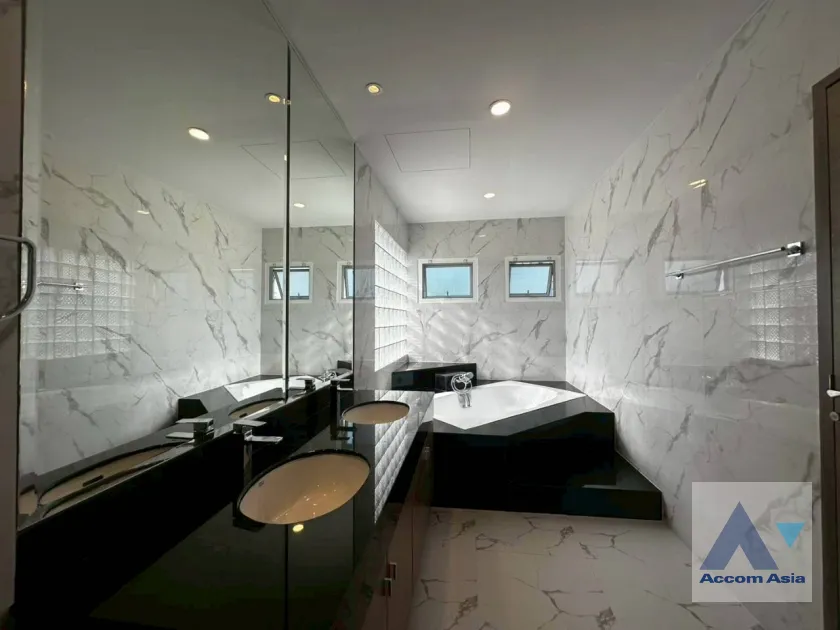 30  4 br Apartment For Rent in Sukhumvit ,Bangkok BTS Nana at Fully Furnished Apartment, Only 2 mins walk to BTS 15284