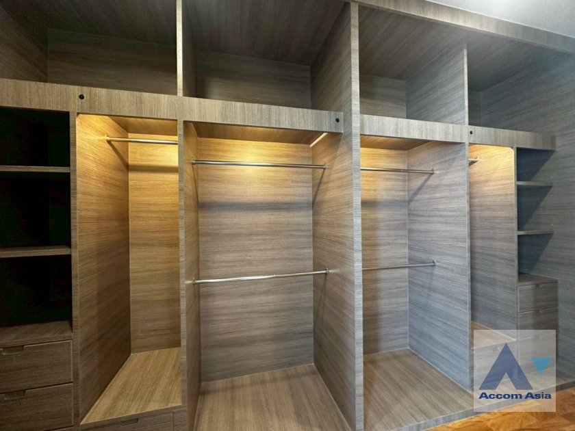 28  4 br Apartment For Rent in Sukhumvit ,Bangkok BTS Nana at Fully Furnished Apartment, Only 2 mins walk to BTS 15284