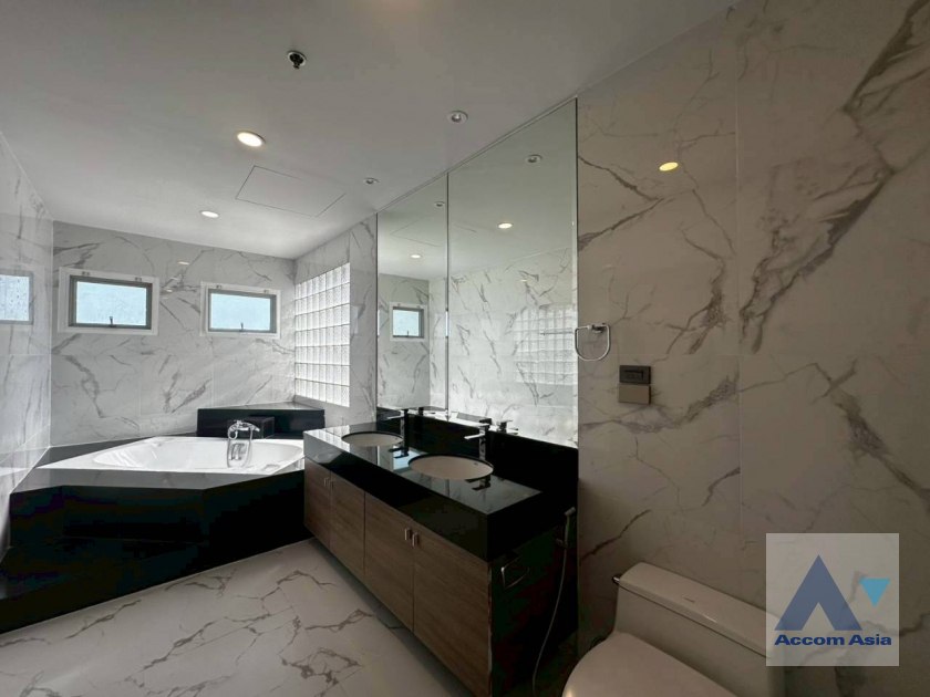 31  4 br Apartment For Rent in Sukhumvit ,Bangkok BTS Nana at Fully Furnished Apartment, Only 2 mins walk to BTS 15284