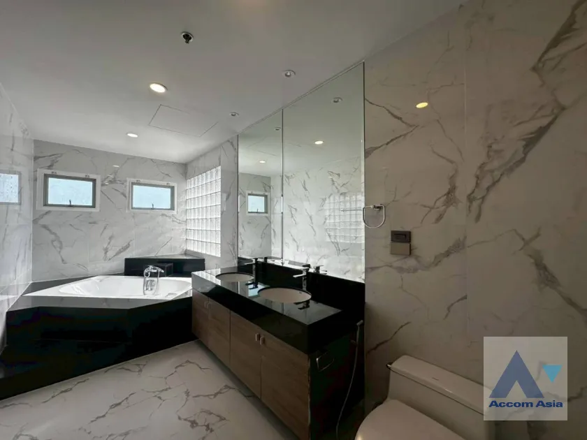 31  4 br Apartment For Rent in Sukhumvit ,Bangkok BTS Nana at Fully Furnished Apartment, Only 2 mins walk to BTS 15284
