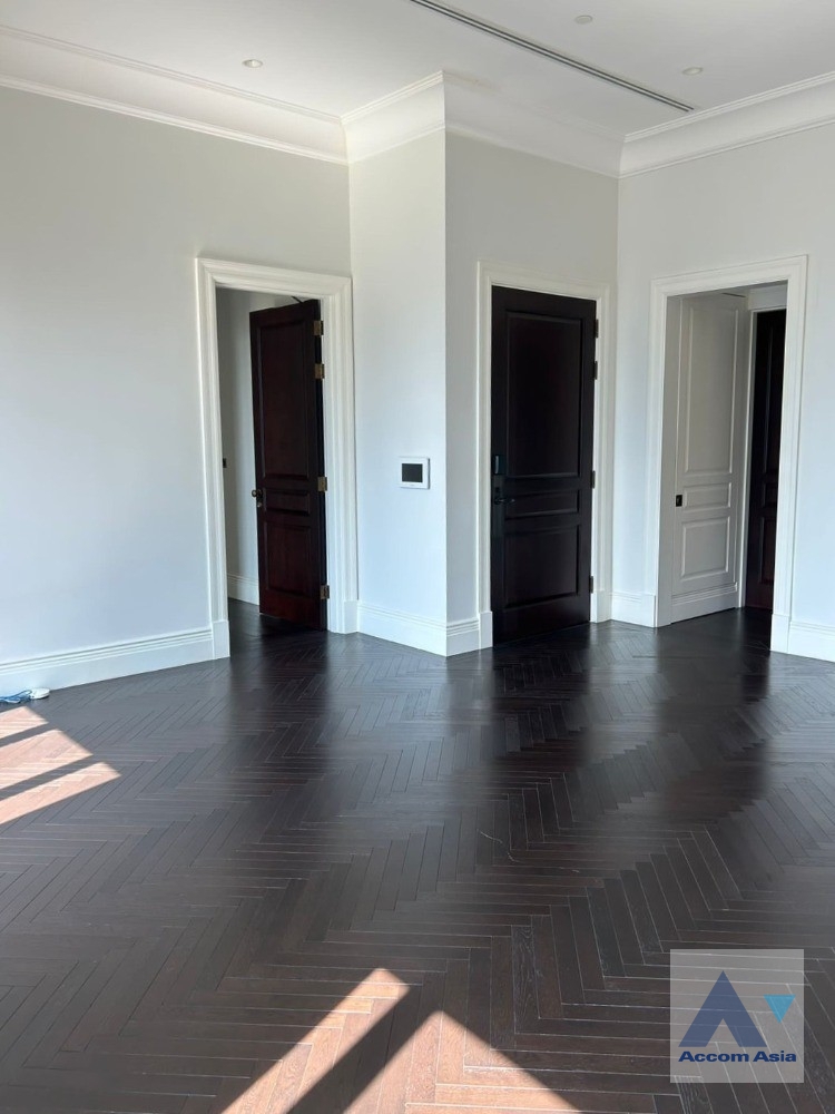 unit 2 Bedrooms  Condominium For Sale in Ploenchit, Bangkok  near BTS Ploenchit (AA38642)
