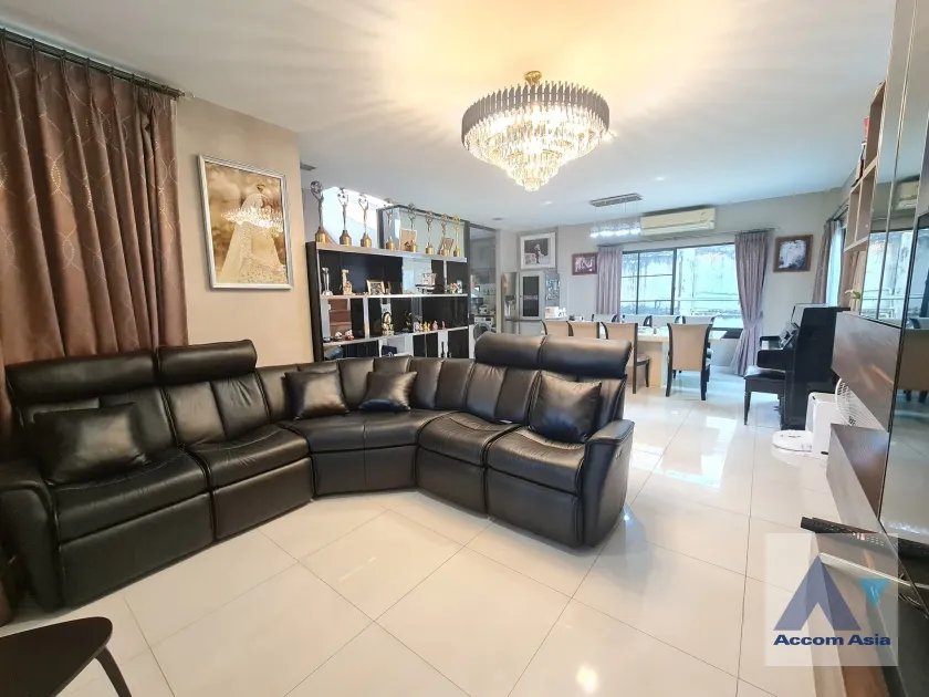 unit 4 Bedrooms  House For Rent & Sale in Pattanakarn, Bangkok  near ARL Ban Thap Chang (AA38697)