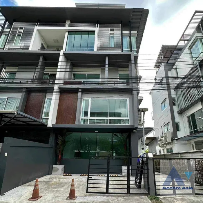 unit 6 Bedrooms  Townhouse For Rent in Ratchadaphisek, Bangkok  (AA38769)