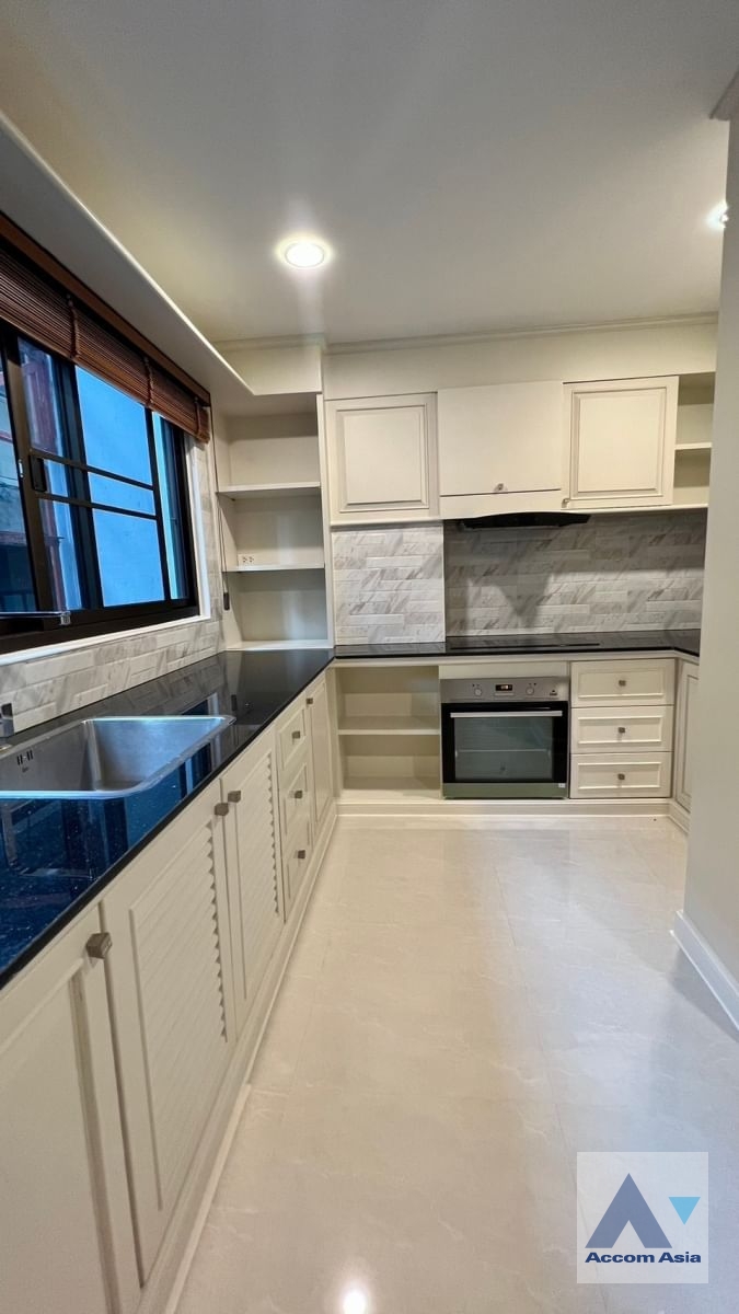  1  2 br Apartment For Rent in Sukhumvit ,Bangkok BTS Phrom Phong at Low-rise apartment, Walk 400m to BTS AA38825