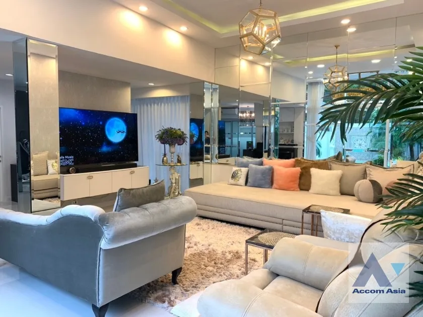 unit 3 Bedrooms  Townhouse For Sale in Ratchadaphisek, Bangkok  (AA38832)