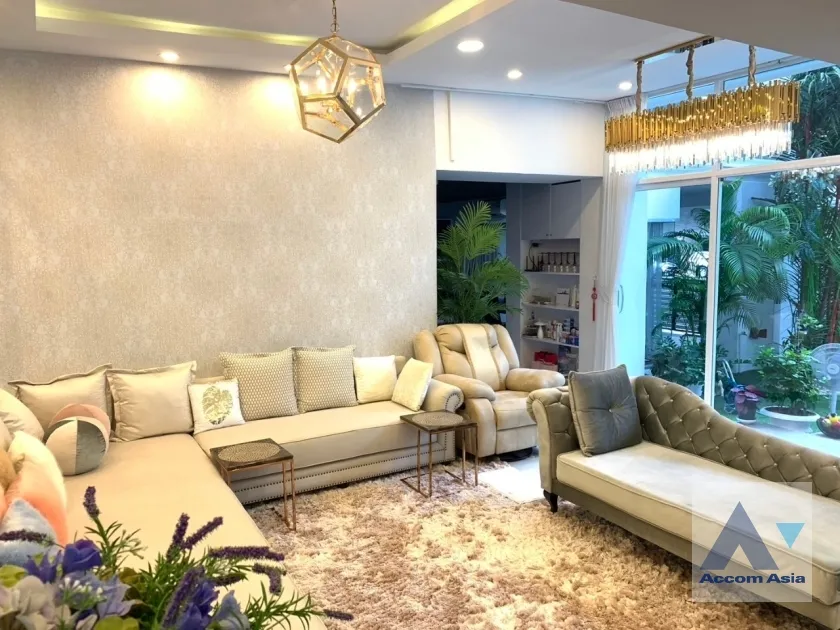 unit 3 Bedrooms  Townhouse For Sale in Ratchadaphisek, Bangkok  (AA38832)