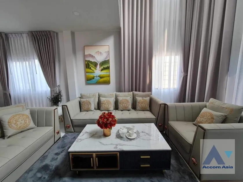 unit 4 Bedrooms  House For Rent & Sale in Samutprakan, Samutprakan  near BTS Bang Na (AA38871)