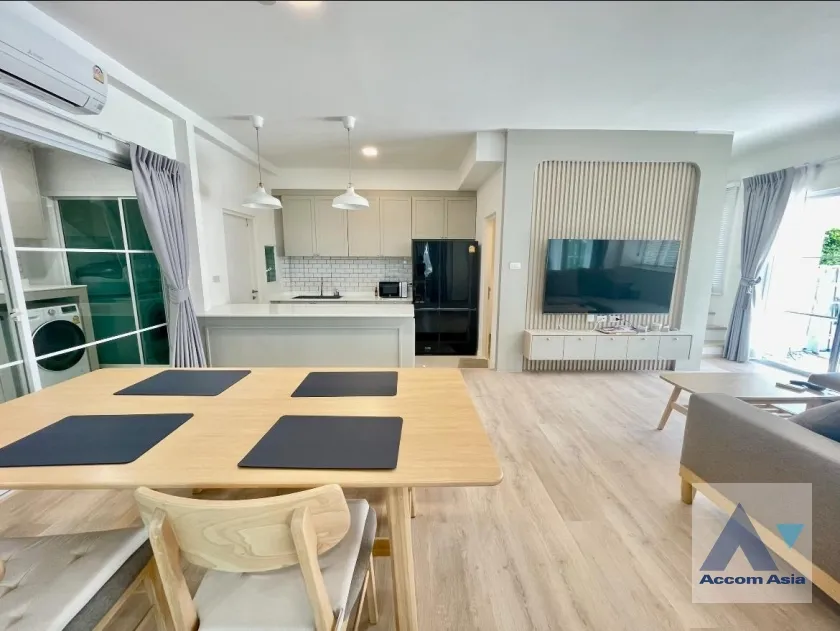 unit 3 Bedrooms  Townhouse For Rent & Sale in Pattanakarn, Bangkok  near BTS Udomsuk (AA38887)