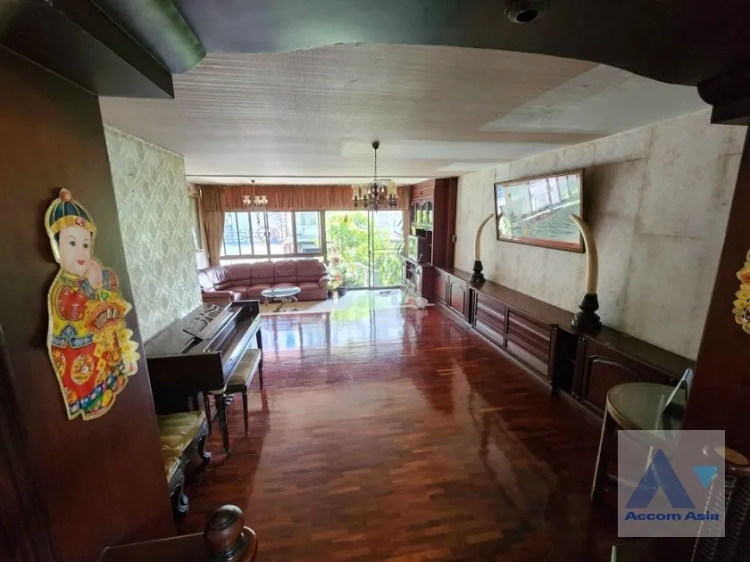 unit 4 Bedrooms  House For Rent in Sukhumvit, Bangkok  near BTS Phrom Phong (AA38903)