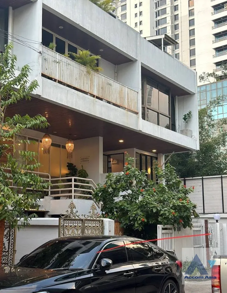unit 4 Bedrooms  House For Rent in Sukhumvit, Bangkok  near BTS Phrom Phong (AA38903)