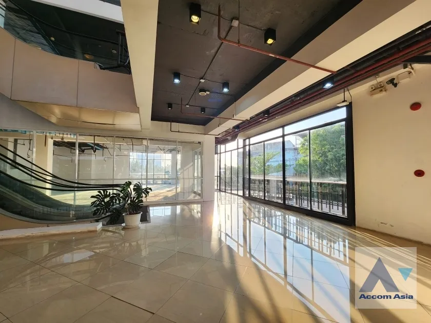 unit Retail / showroom For Rent in Sathorn, Bangkok  near BTS Surasak (AA38983)