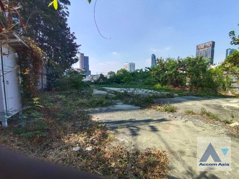 1  Land For Rent in Sukhumvit ,Bangkok BTS Ekkamai - BTS Thong Lo AA38991