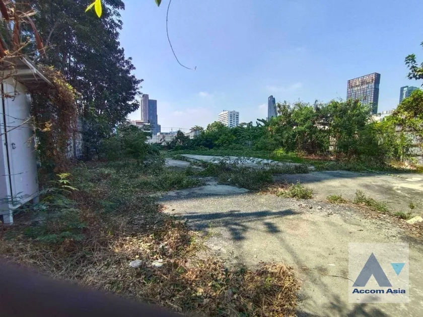  1  Land For Rent in Sukhumvit ,Bangkok BTS Ekkamai - BTS Thong Lo AA38991