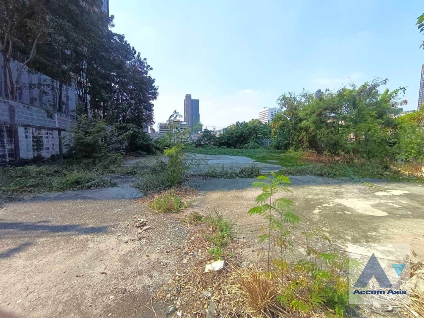  1  Land For Rent in Sukhumvit ,Bangkok BTS Ekkamai - BTS Thong Lo AA38991