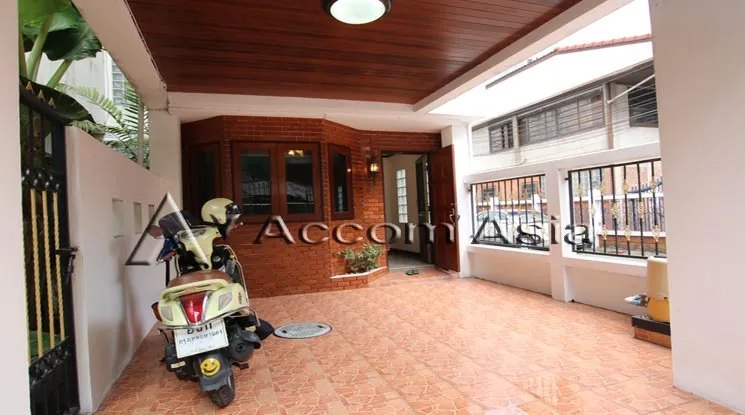 unitPet friendly |  2 Bedrooms  House For Rent in Ploenchit, Bangkok  near BTS Ploenchit (95322)