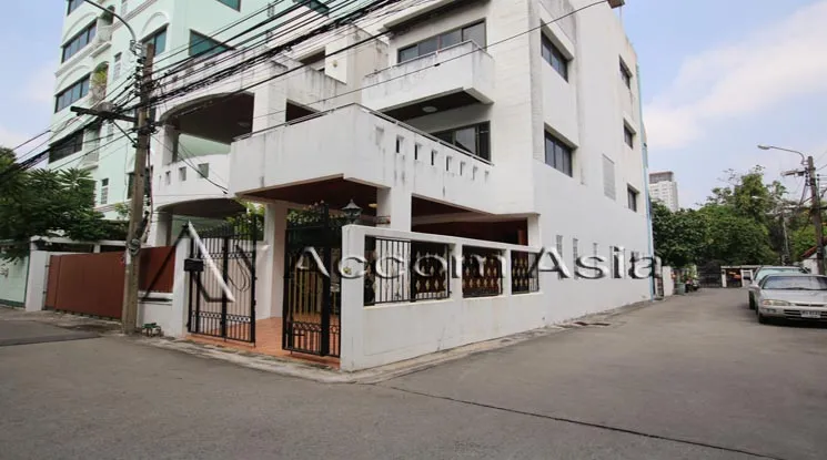 unitPet friendly |  2 Bedrooms  House For Rent in Ploenchit, Bangkok  near BTS Ploenchit (95322)