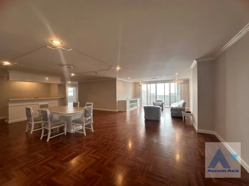 unit 3 Bedrooms  Apartment For Rent in Sukhumvit, Bangkok  near BTS Ekkamai (AA39021)