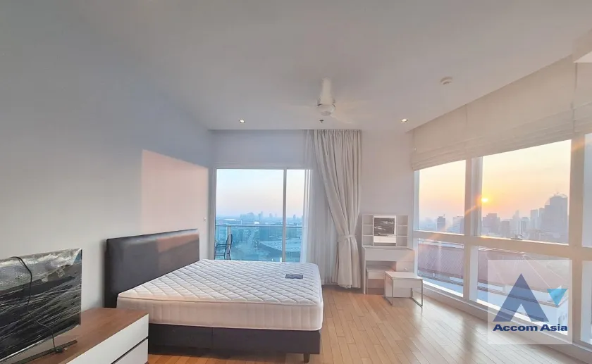 unitFully Furnished, Lake View, Common Pool |  3 Bedrooms  Condominium For Rent in Sukhumvit, Bangkok  near MRT Sukhumvit - BTS Asok (AA39039)