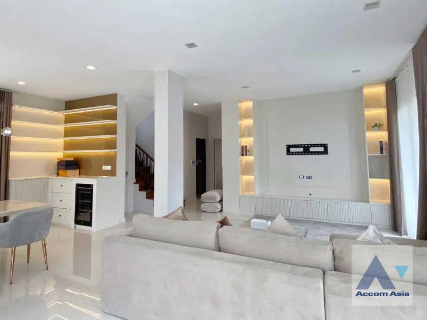 unit 3 Bedrooms  House For Sale in Pattanakarn, Bangkok  near ARL Ban Thap Chang (AA39048)
