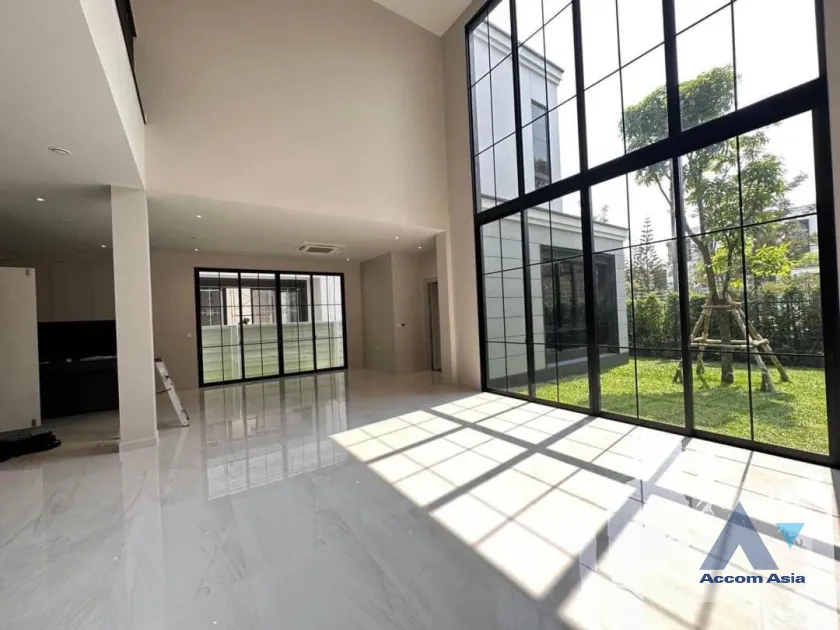 unit 4 Bedrooms  House For Sale in Pattanakarn, Bangkok  near ARL Ban Thap Chang (AA39052)