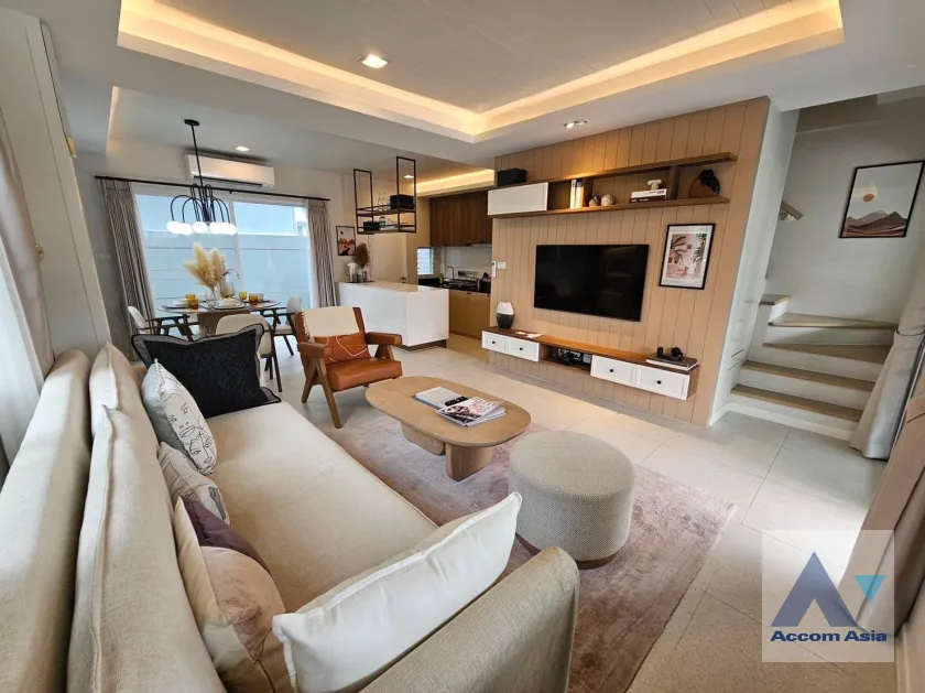 unit 3 Bedrooms  Townhouse For Rent in Pattanakarn, Bangkok  near BTS Udomsuk (AA39074)