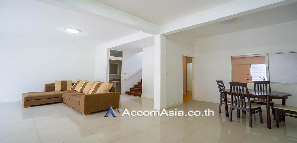 unit 3 Bedrooms  House For Rent & Sale in Sukhumvit, Bangkok  near BTS Nana (11001812)