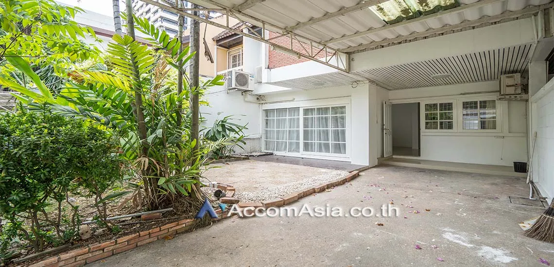 unit 3 Bedrooms  House For Rent & Sale in Sukhumvit, Bangkok  near BTS Nana (11001812)