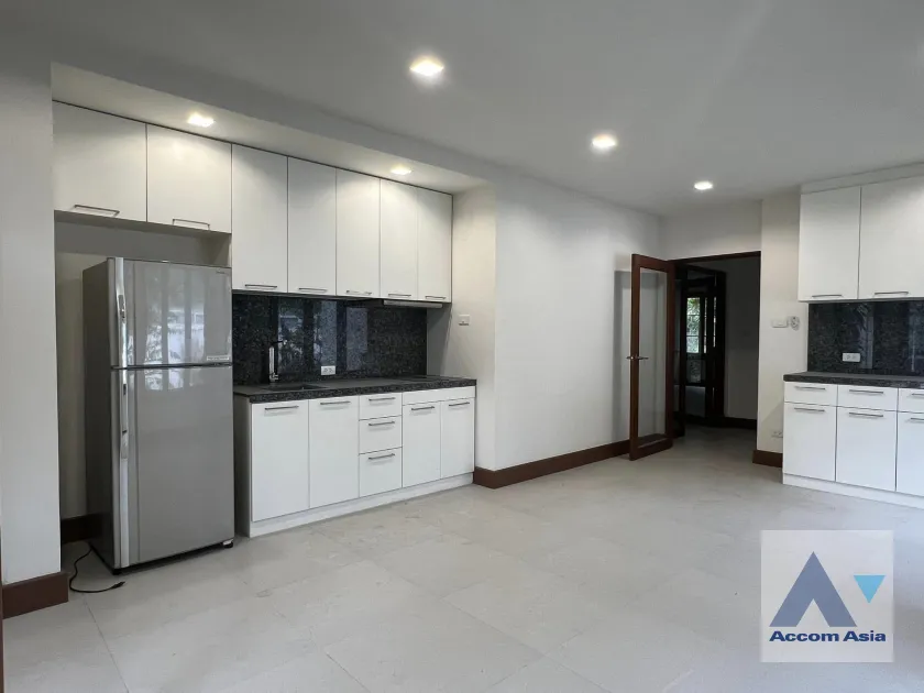 unit 5 Bedrooms  House For Rent in Phaholyothin, Bangkok  near BTS Sanam Pao (AA39130)