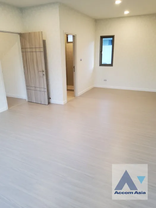 unit 4 Bedrooms  House For Sale in Latkrabang, Bangkok  near ARL Ban Thap Chang (AA39143)