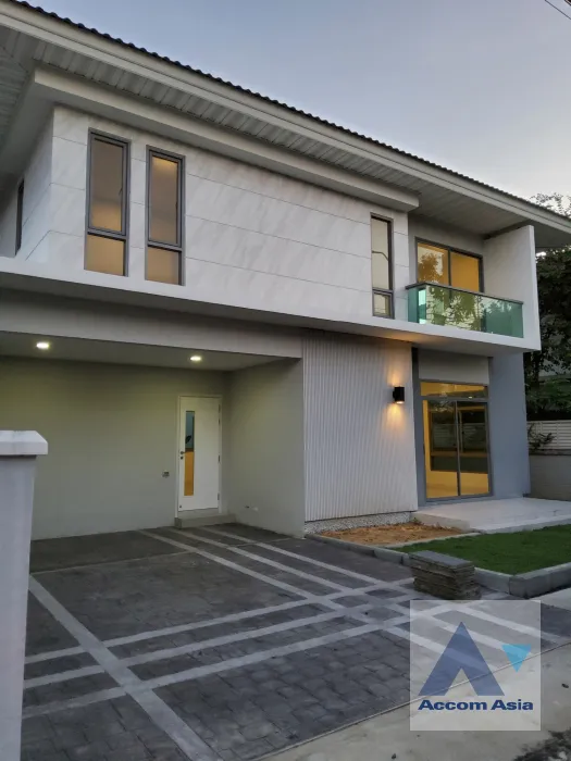 unit 4 Bedrooms  House For Sale in Latkrabang, Bangkok  near ARL Ban Thap Chang (AA39143)