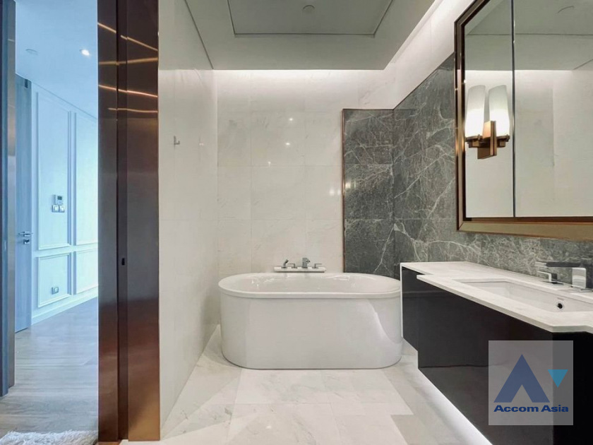 9  1 br Condominium For Rent in Ploenchit ,Bangkok BTS Ploenchit at Sindhorn Tonson AA39166