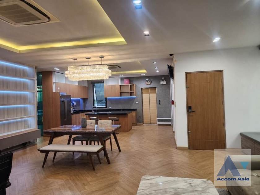 5  Building For Sale in Phaholyothin ,Bangkok  AA39212