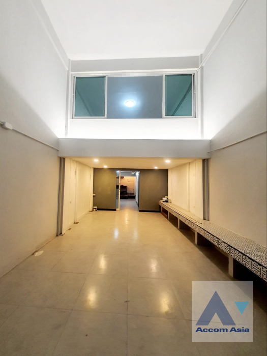 unit 6 Bedrooms  House For Rent in Sukhumvit, Bangkok  near BTS Bang Chak (AA39300)
